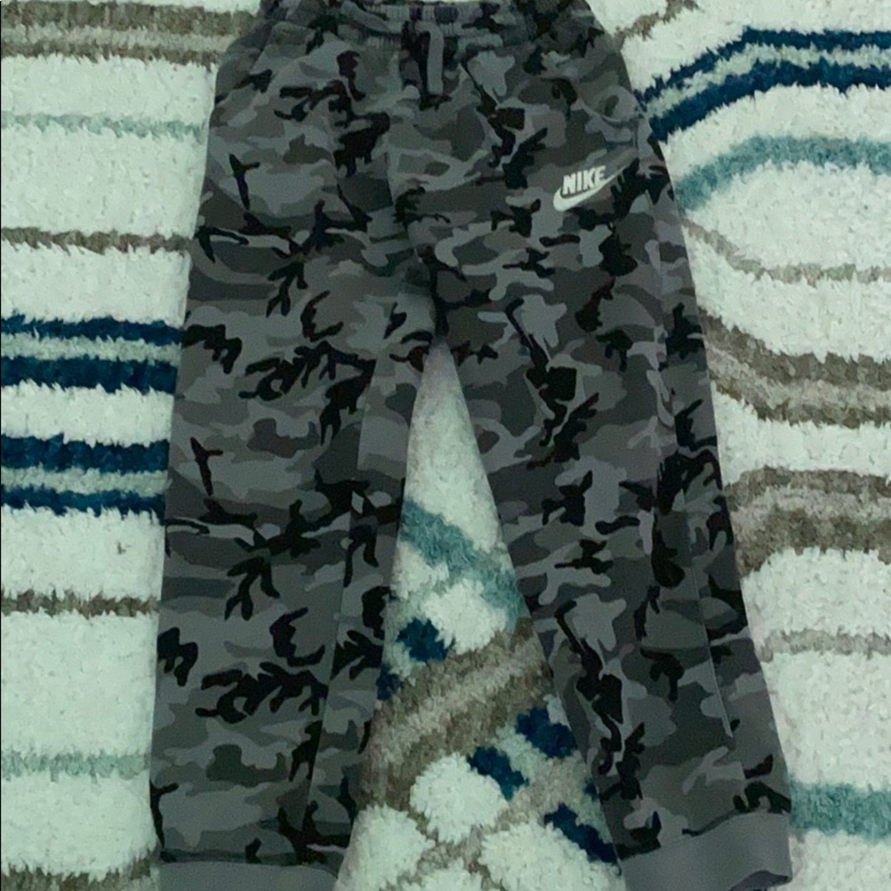 Boys gray camo Nike sweatpants